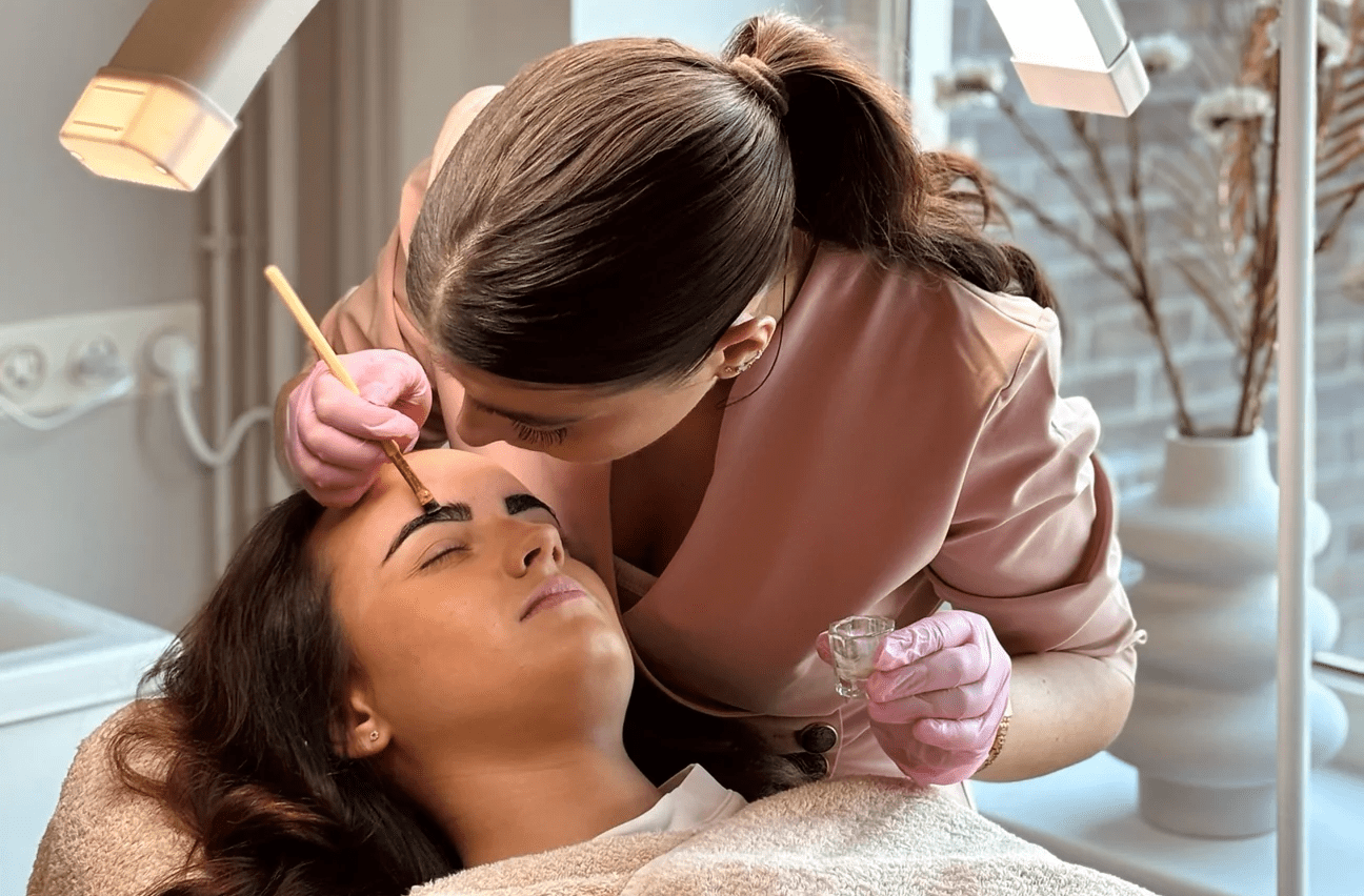 eyebrow tinting